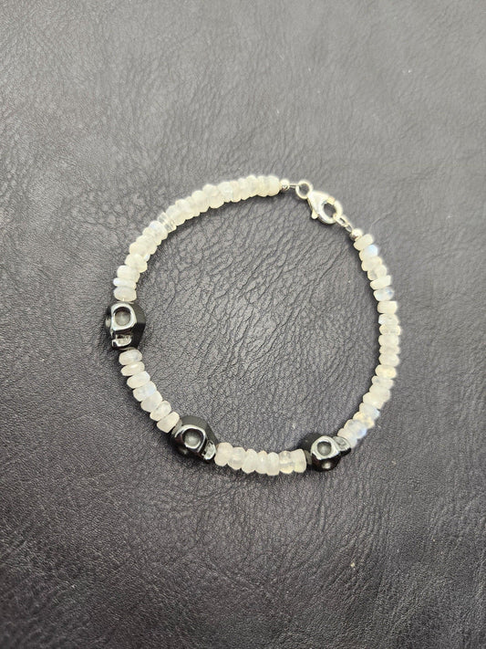 Moonstone bracelet with hematite skulls. Sterling silver 925 clasp and accessories. - Beaunique Boutique